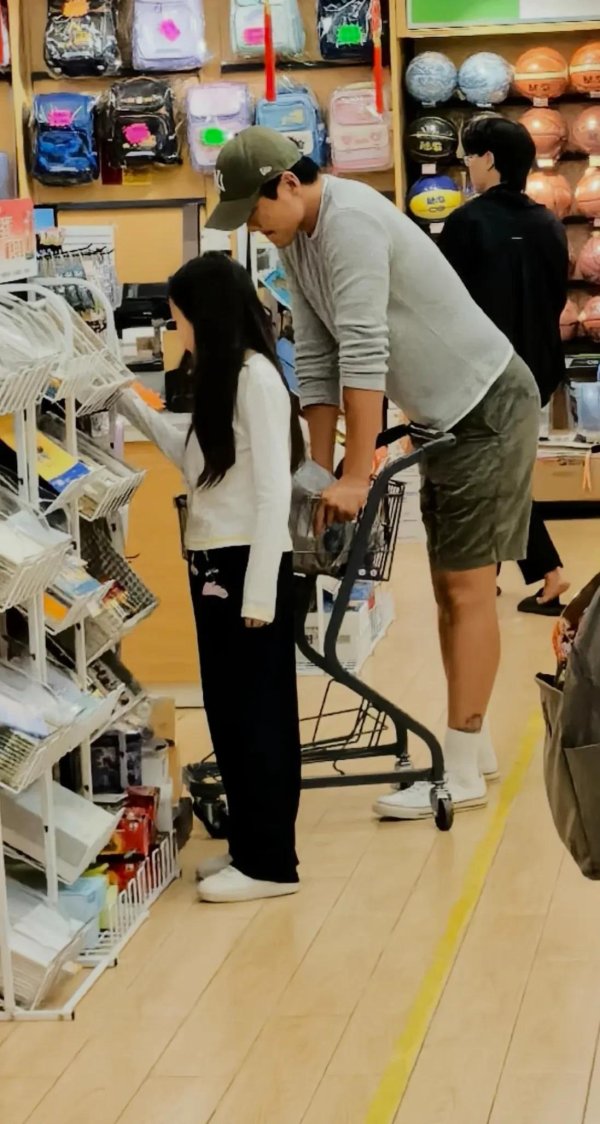 方舟配资 轮流带娃！董璇和张维伊同台秀恩爱，高云翔带小酒窝逛街吃饭